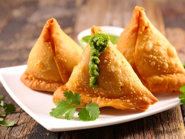 आता जंक फूड म्हणून समोसाला नो ब्रेक; समोर आले आरोग्यदायी फायदे आता जंक फूड म्हणून समोसाला नो ब्रेक; समोर आले आरोग्यदायी फायदे