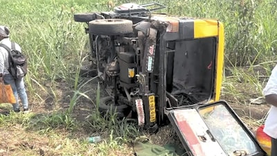 सांगली में पलटी वडाप: ड्राइवर का दरवाजा खुलने से 13 यात्री घायल, 9 गंभीर