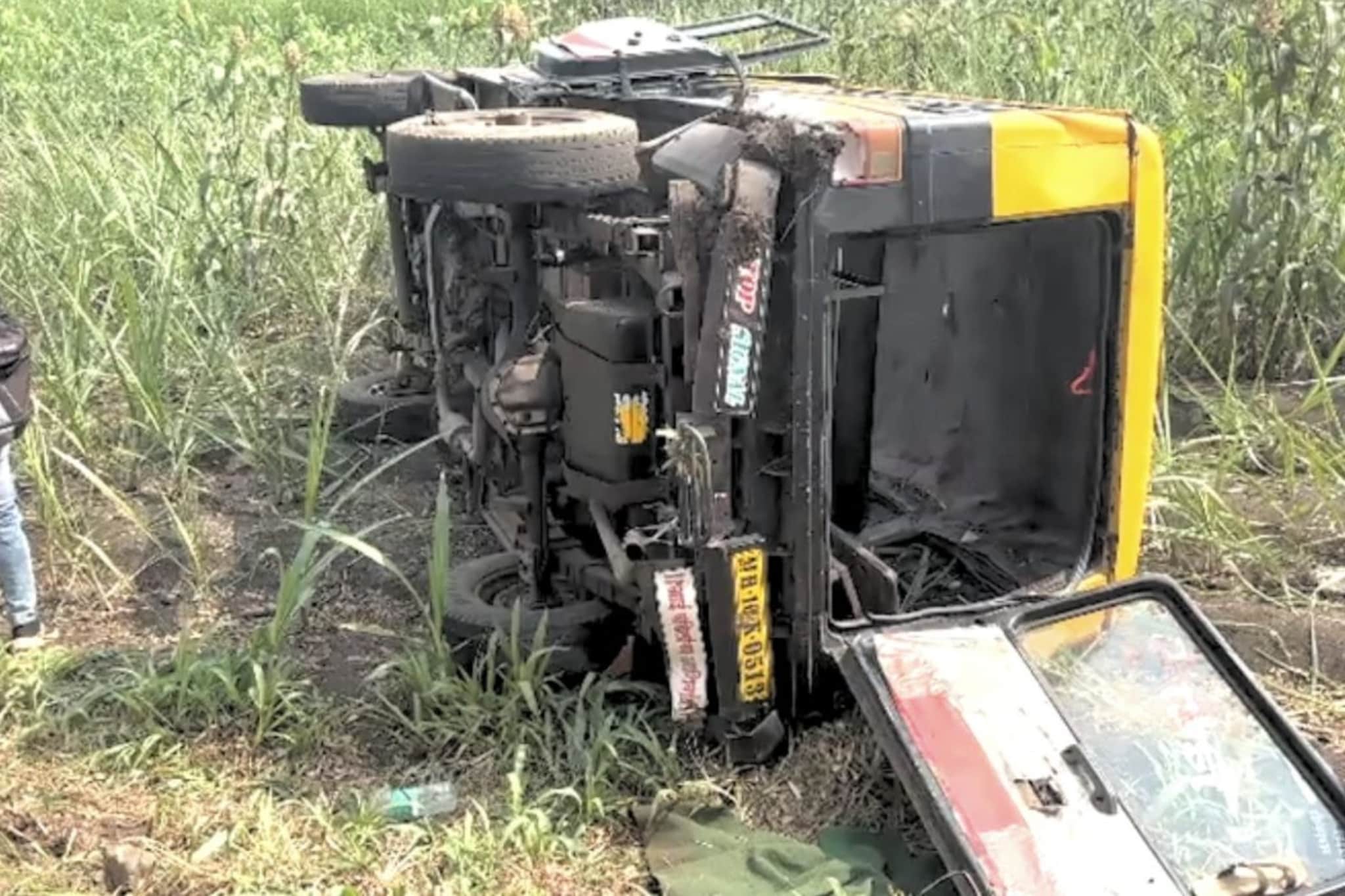 प्रवाशांनी भरलेली वडाप निघाली झोकात अन् ड्रायव्हरजवळचं दारचं निघालं, अन्... प्रवाशांनी भरलेली वडाप निघाली झोकात अन् ड्रायव्हरजवळचं दारचं निघालं, अन्...