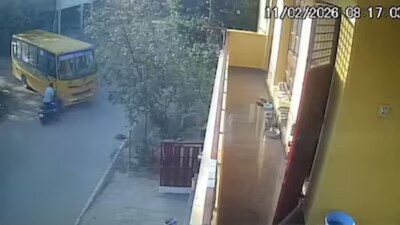 बेंगलुरु में स्कूल बस दुर्घटना: दो मासूम बच्चों की मौत, पिता के सामने हुआ हादसा.