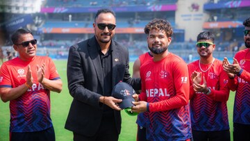 शेर मल्लाचा ड्रीम डेब्यू! पहिल्याच मॅचच्या पहिल्याच बॉलला दिग्गजाची विकेट, कोण आ