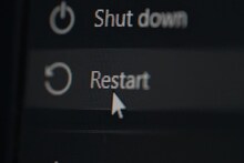 कंप्यूटर रिस्टार्ट आणि शट डाउन केल्याने काय होतं? दोन्हीमधील फरक घ्या जाणून