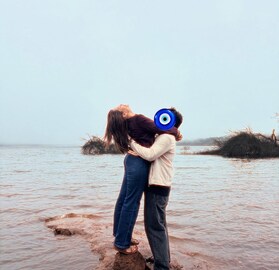 चेहरा लपवला, प्रेम लपलं नाही;  'पारू' फेम अभिनेत्रीच्या प्रेमाची कबूली