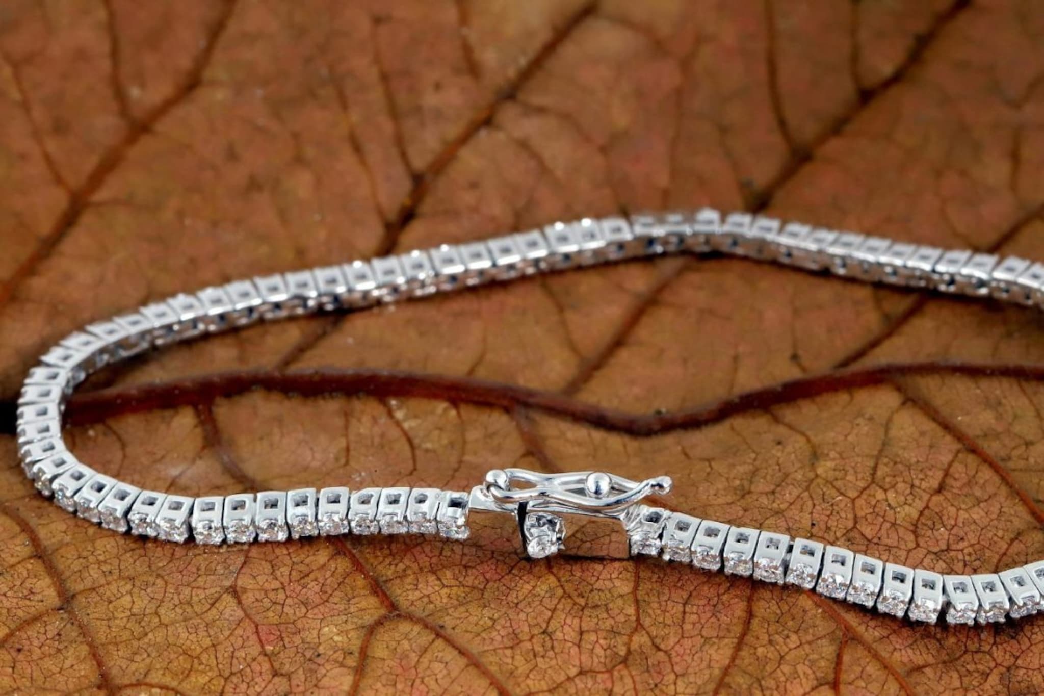 चांदीवर हॉलमार्क नक्की कसा असतो? 'या' चिन्हामुळे तुमची फसवणूक होणार नाही