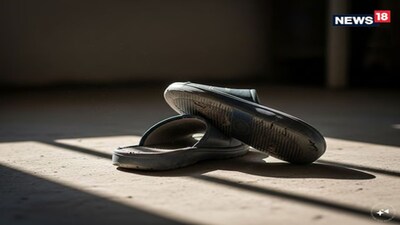 वास्तु टिप्स: दरवाजे पर उलटी चप्पल से होते हैं झगड़े? जानें इसके पीछे का सच.