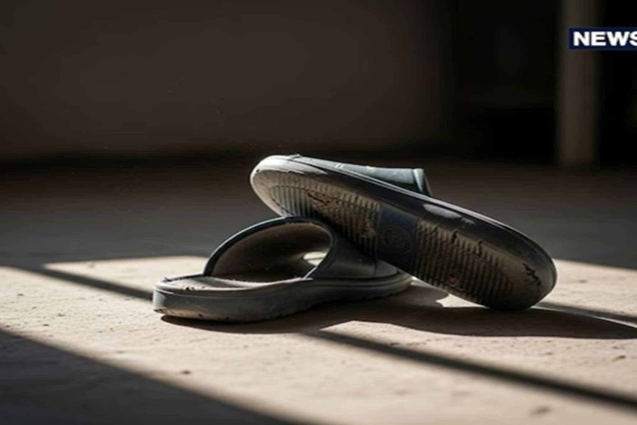 दाराच्या तोंडाला उलटी चप्पल म्हणजे..! घरात भांडण, अशुभ गोष्टी घडण्याला कारण ठरतं