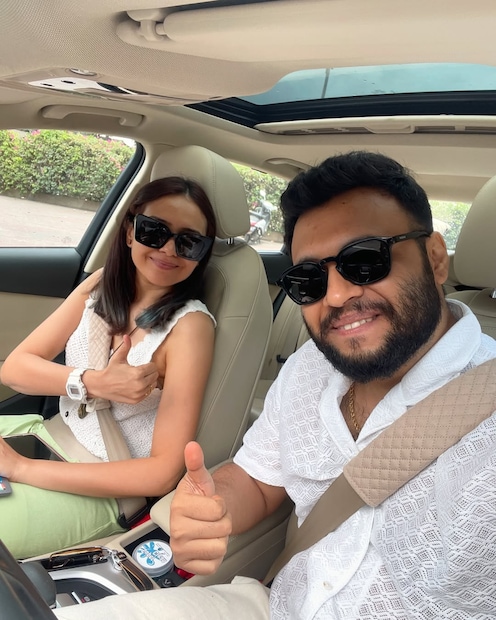 मुंबई : सोशल मीडिया स्टार्स प्रसाद आणि दीपिका वेदपाठक ऊर्फ 'प्रसिका' एका वेगळ्याच अडचणीत अडकले आहेत. त्यांची १० वर्षांची डिजिटल मेहनत, सर्व व्हेरिफाईड सोशल मीडिया अकाउंट्स अचानक सस्पेंड झाल्यामुळे ते खचले आहेत. मुंबई : सोशल मीडिया स्टार्स प्रसाद आणि दीपिका वेदपाठक ऊर्फ 'प्रसिका' एका वेगळ्याच अडचणीत अडकले आहेत. त्यांची १० वर्षांची डिजिटल मेहनत, सर्व व्हेरिफाईड सोशल मीडिया अकाउंट्स अचानक सस्पेंड झाल्यामुळे ते खचले आहेत.