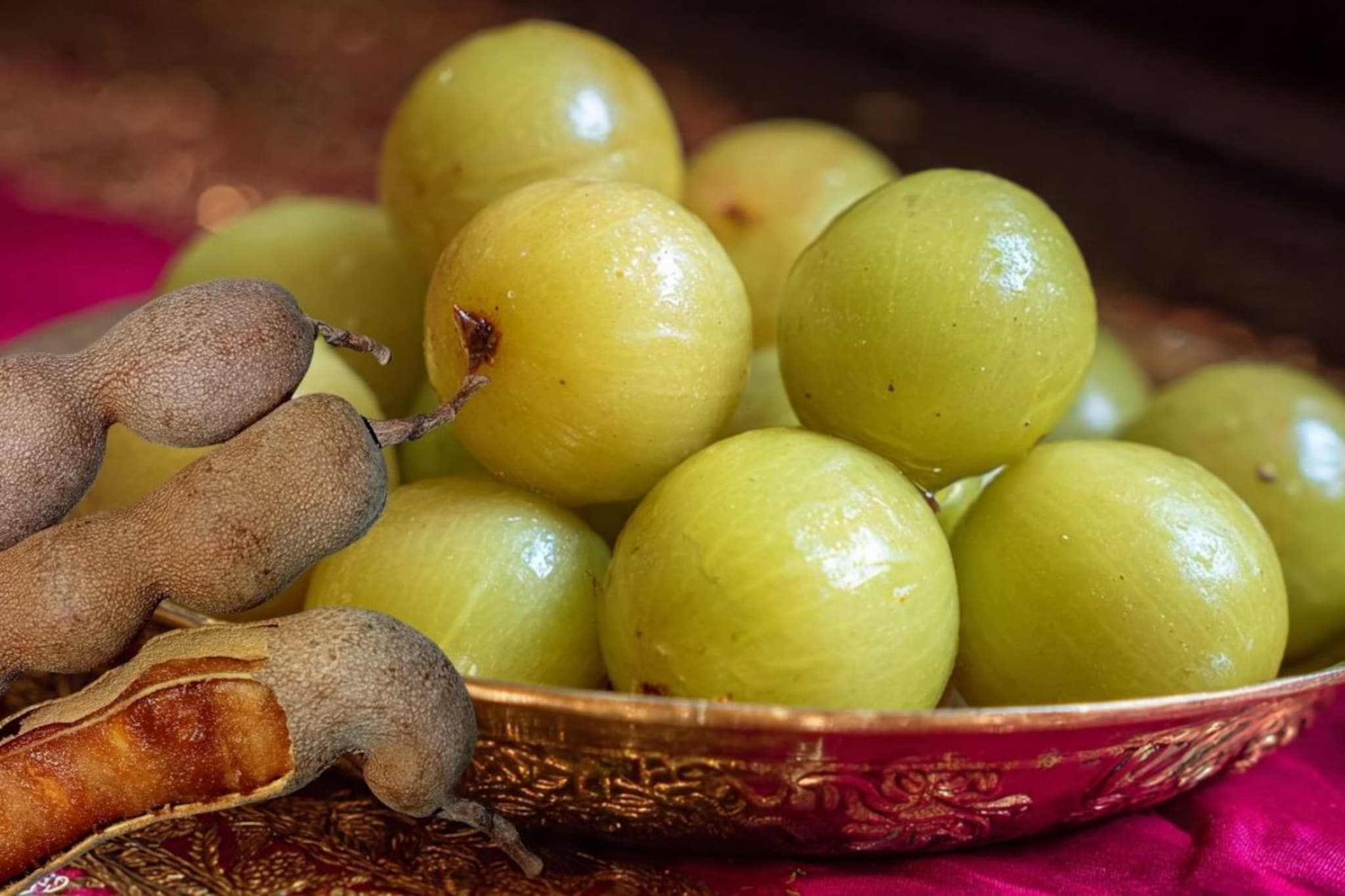 लिंबू, चिंच, कैरी किंवा आवळाचं नाव काढताच तोंडाला पाणी का सुटतं?