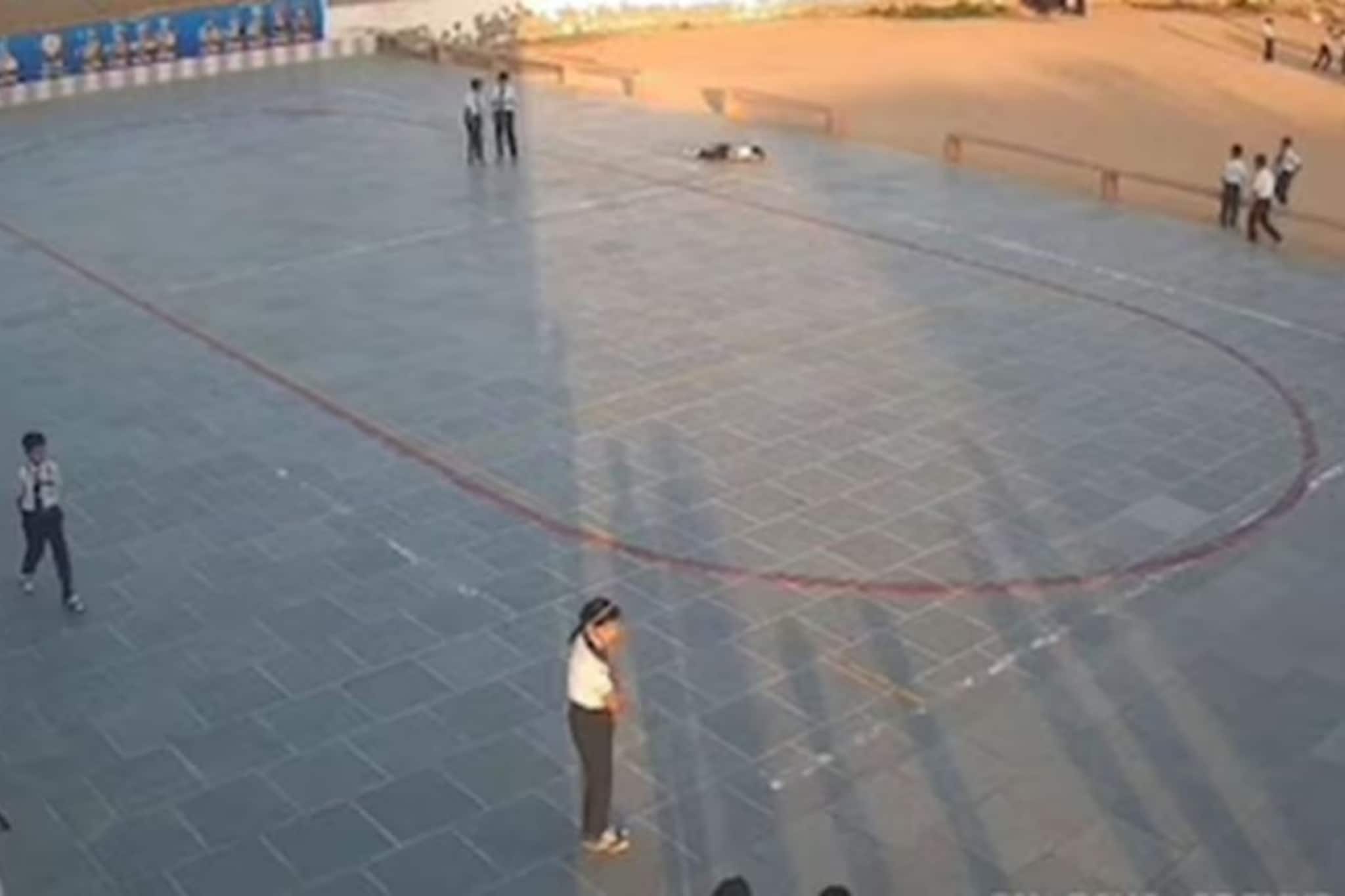 मैदानात खेळता-खेळता दिव्या अचानक कोसळली, 4 महिन्यात बहीण-भावाचा एकाच कारणाने अंत