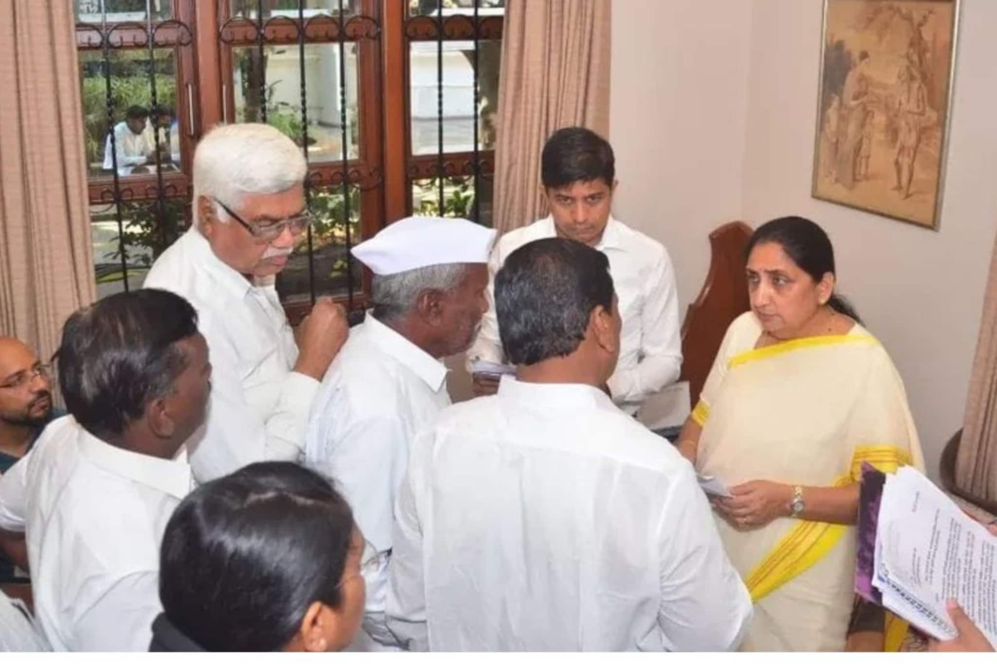 उपमुख्यमंत्री सुनेत्रा पवार अॅक्शन मोडवर, बैठकांचा लावला धडाका उपमुख्यमंत्री सुनेत्रा पवार अॅक्शन मोडवर, बैठकांचा लावला धडाका