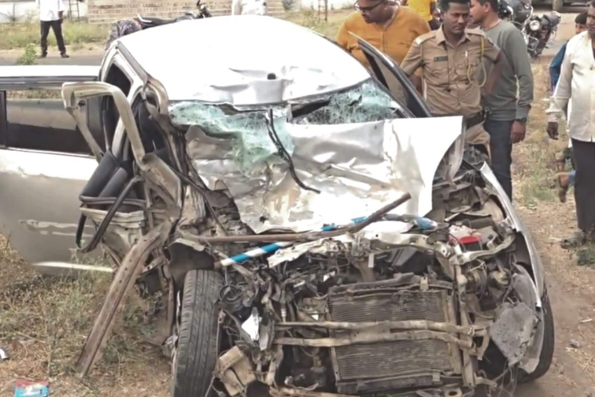 हौसेनं Swift घेतली अन् दर्शनाला जात होते,पण नियतीचा क्रुर खेळ;एकाच घरातले 6 जण.. हौसेनं Swift घेतली अन् दर्शनाला जात होते,पण नियतीचा क्रुर खेळ;एकाच घरातले 6 जण..