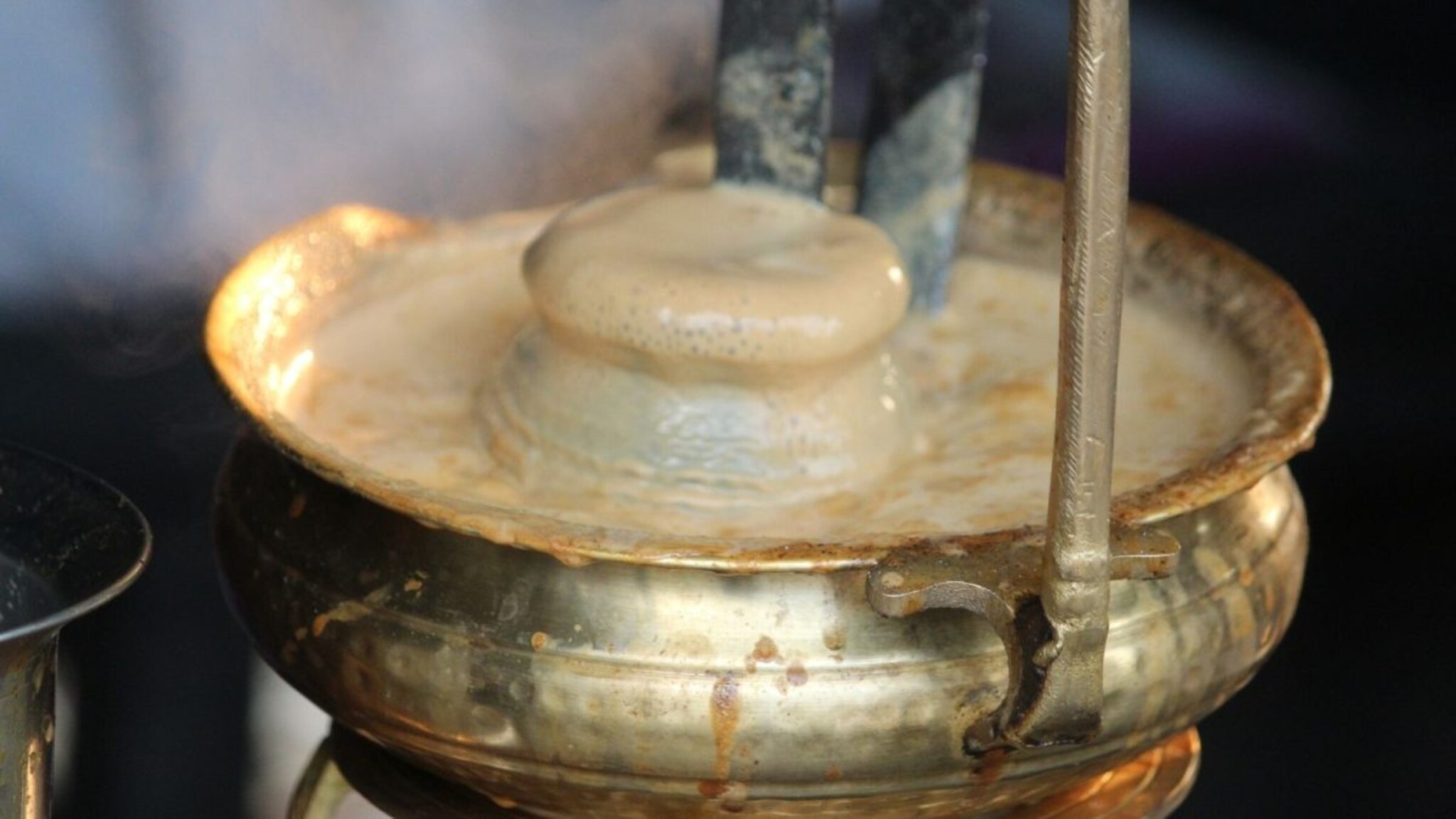 Tandoor Chai : 'तंदूरी चहा' घरी कसा बनवायचा? टेन्शन नॉट, ही घ्या सोप्पी ट्रीक हॉटेलसारखीच येईल चव