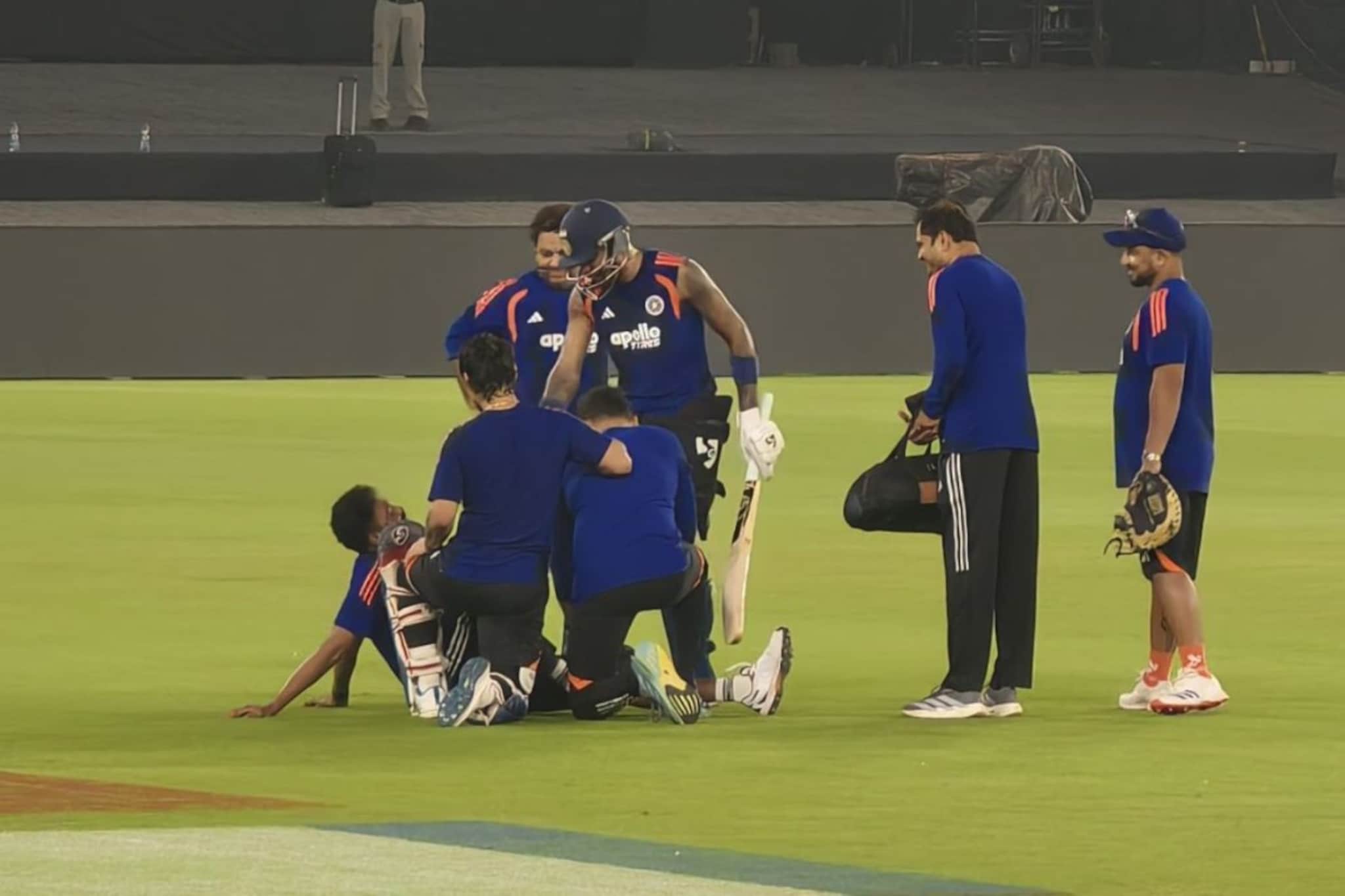 टीम इंडियासाठी वाईट बातमी, ड्रेसिंग रूममध्ये सगळ्यांचे चेहरे पडले, नेमकं काय घडल टीम इंडियासाठी वाईट बातमी, ड्रेसिंग रूममध्ये सगळ्यांचे चेहरे पडले, नेमकं काय घडल