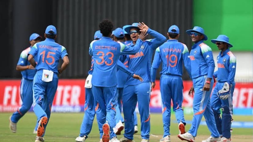 झिम्बाबेच्या हरारे स्पोर्टस क्लबच्या मैदानात पार पडलेल्या सामन्यात भारताने इंग्लंडचा 100 धावांनी पराभव केला आहे. या विजयासह भारताने सहाव्यांदा अंडर 19 वर्ल्ड कपर नाव कोरले आहे.
झिम्बाबेच्या हरारे स्पोर्टस क्लबच्या मैदानात पार पडलेल्या सामन्यात भारताने इंग्लंडचा 100 धावांनी पराभव केला आहे. या विजयासह भारताने सहाव्यांदा अंडर 19 वर्ल्ड कपर नाव कोरले आहे.