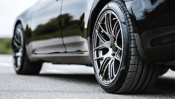 गाड्यांचे टायर्स हे काळेच का असतात? कधी विचार केलाय? सत्य जाणून व्हाल चकीत गाड्यांचे टायर्स हे काळेच का असतात? कधी विचार केलाय? सत्य जाणून व्हाल चकीत