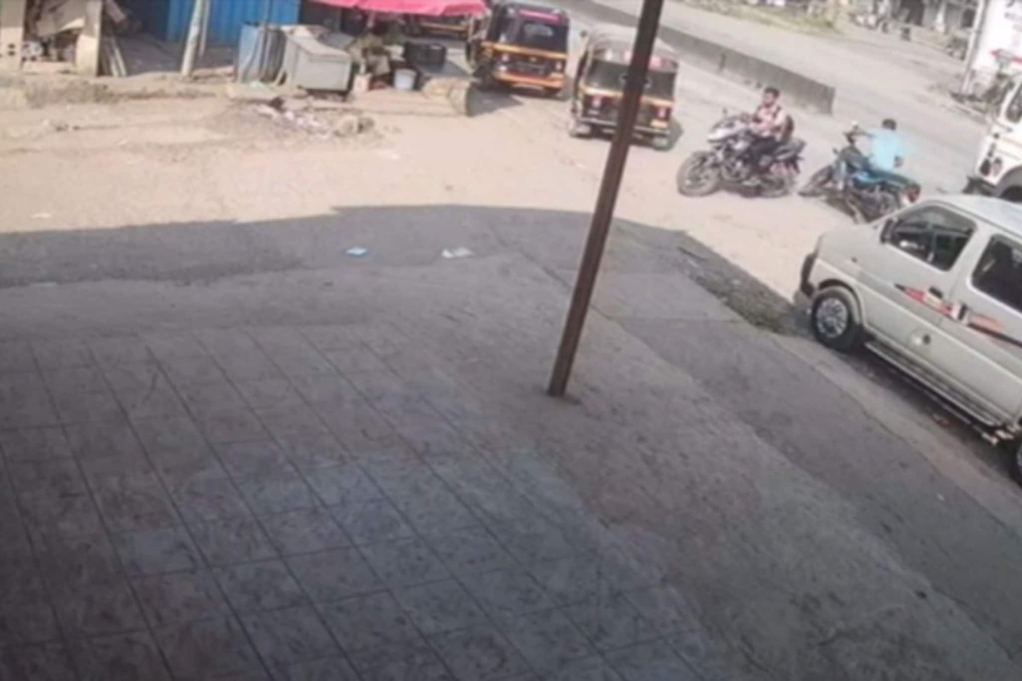 त्याने वेगाने रस्ता ओलांडला अन् मागे 3 सेकंदात वैभवचा जीव गेला, LIVE VIDEO