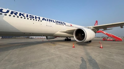 आसमान में विमान के इंजन में लगी आग, 236 यात्रियों की जान बची, कोलकाता में इमरजेंसी लैंडिंग