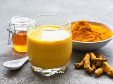 रोज हळदीचं दूध पिता? तुमची 'ही' एक चूक सर्व फायद्यांवर पडू शकते भारी, वाढवेल शरी