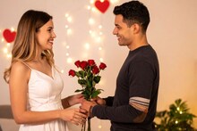 Interesting Facts : प्रेमाच्या दिवसाला 'व्हॅलेन्टाईन्स डे' हे नाव कसं पडलं? याला संस्कृतमध्ये काय म्हणतात माहितीये?