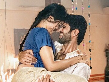 रश्मिकाआधी या सुंदरींच्या प्रेमात होता विजय?Ex GFसोबत किसिंग करतानाचे फोटो VIRAL