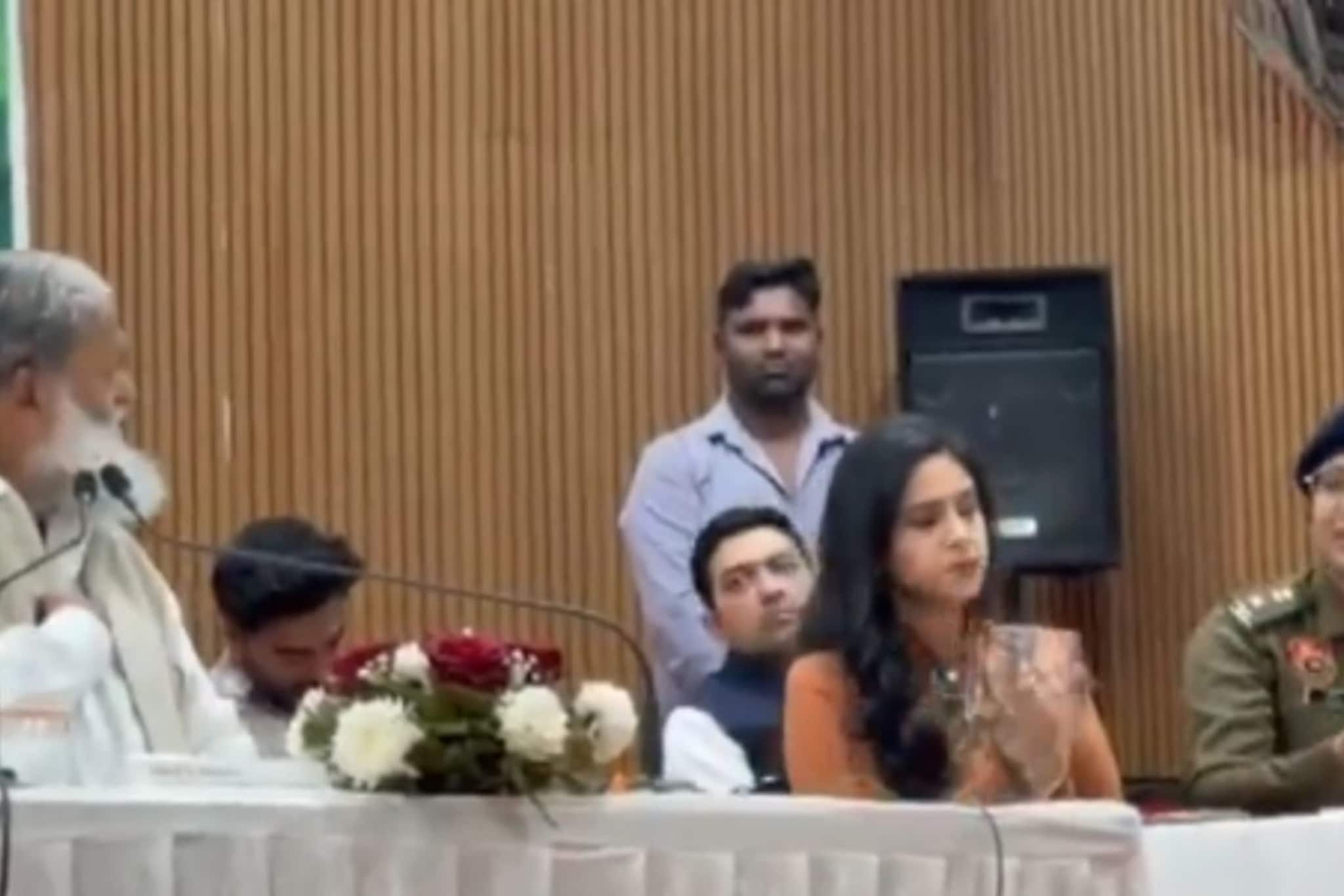 ‘तुम्ही माझे आदेश...’ भरसभेत मंत्री आणि महिला SP मध्ये जुंपली; नेमकं प्रकरण काय?