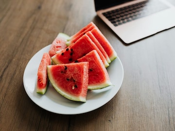 कलिंगड कापल्यानंतर किती तासात खावं? फ्रीजमध्ये ठेवलेलं कलिंगड खाणं सुरक्षित आहे