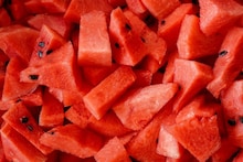 Watermelon : गोड आणि लाल कलिंगड कसं ओळखावं? कापण्यापूर्वी 'या' 3 खुणा तपासा, कधीच चूकीचं फळ निवडणार नाही