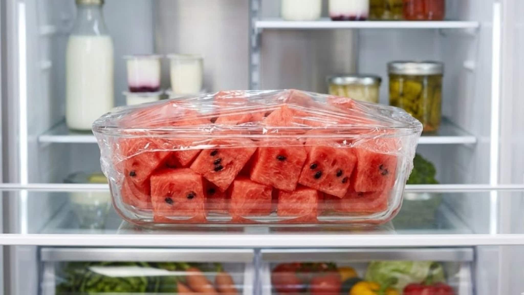 Watermelon : कलिंगड कापल्यानंतर किती तासात खावं? फ्रीजमध्ये ठेवलेलं कलिंगड खाणं सुरक्षित आहे का? जाणून घ्या योग्य नियम