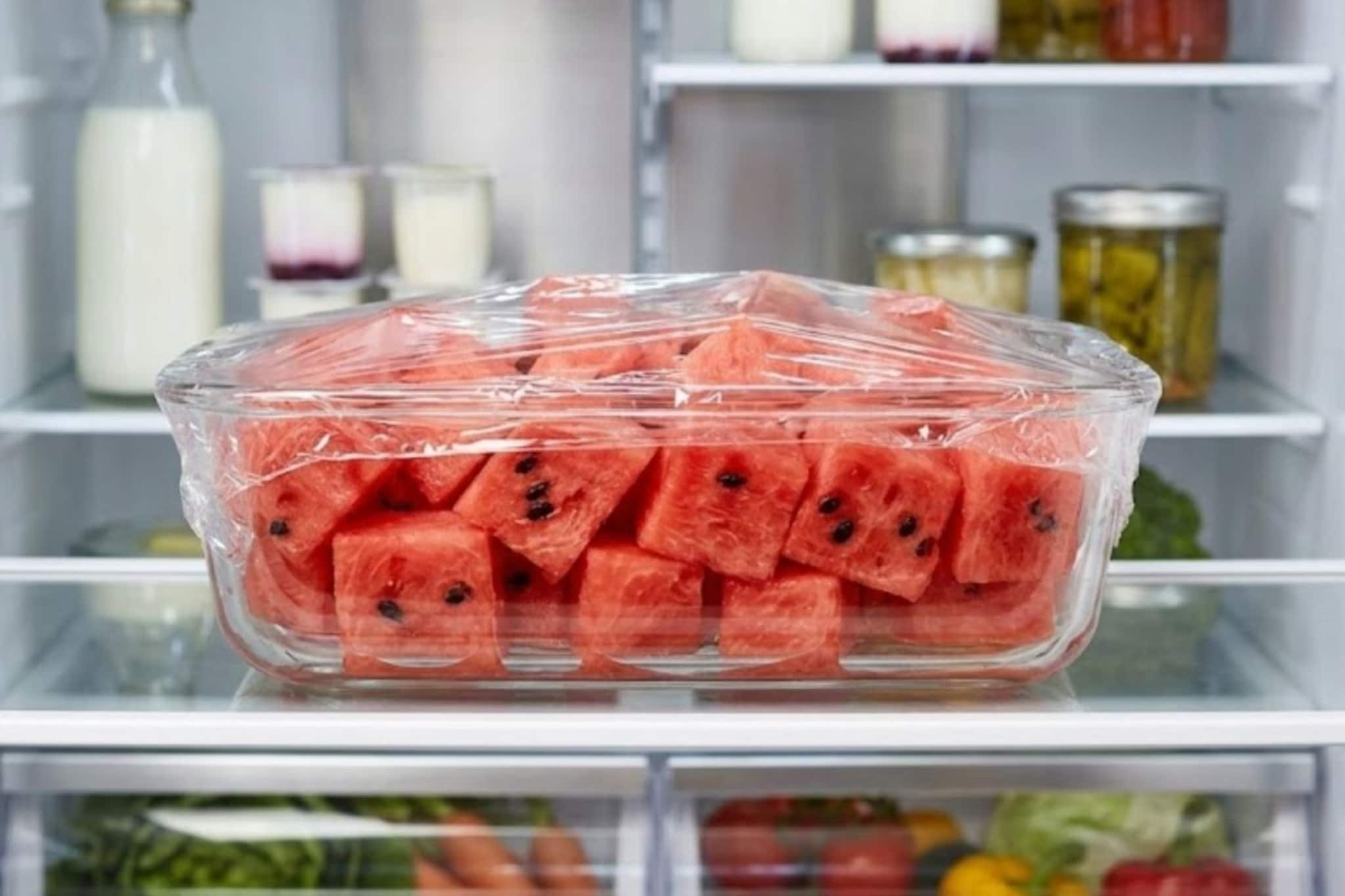 कलिंगड कापल्यानंतर किती तासात खावं? फ्रीजमध्ये ठेवलेलं कलिंगड खाणं सुरक्षित आहे