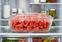 Watermelon : कलिंगड कापल्यानंतर किती तासात खावं? फ्रीजमध्ये ठेवलेलं कलिंगड खाणं सुरक्षित आहे का? जाणून घ्या योग्य नियम