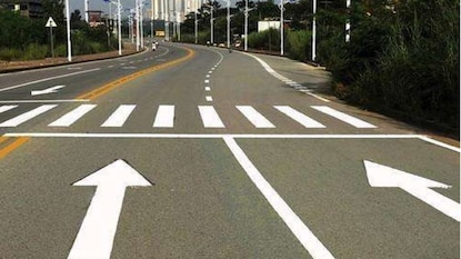 रस्त्यांवरच्या पांढऱ्या रेषांचा अर्थ काय? रस्त्यांवरच्या पांढऱ्या रेषांचा अर्थ काय?