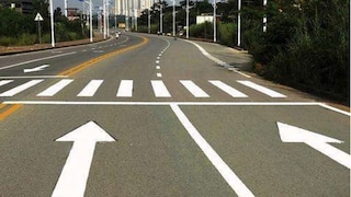 रस्त्यांवरच्या पांढऱ्या रेषांचा अर्थ काय? रस्त्यांवरच्या पांढऱ्या रेषांचा अर्थ काय?