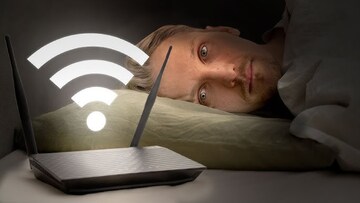 रात्री Wi-Fi आणि मोबाईल डेटा बंद ठेवावा? वैज्ञानिक सत्य पाहून व्हाल चकीत