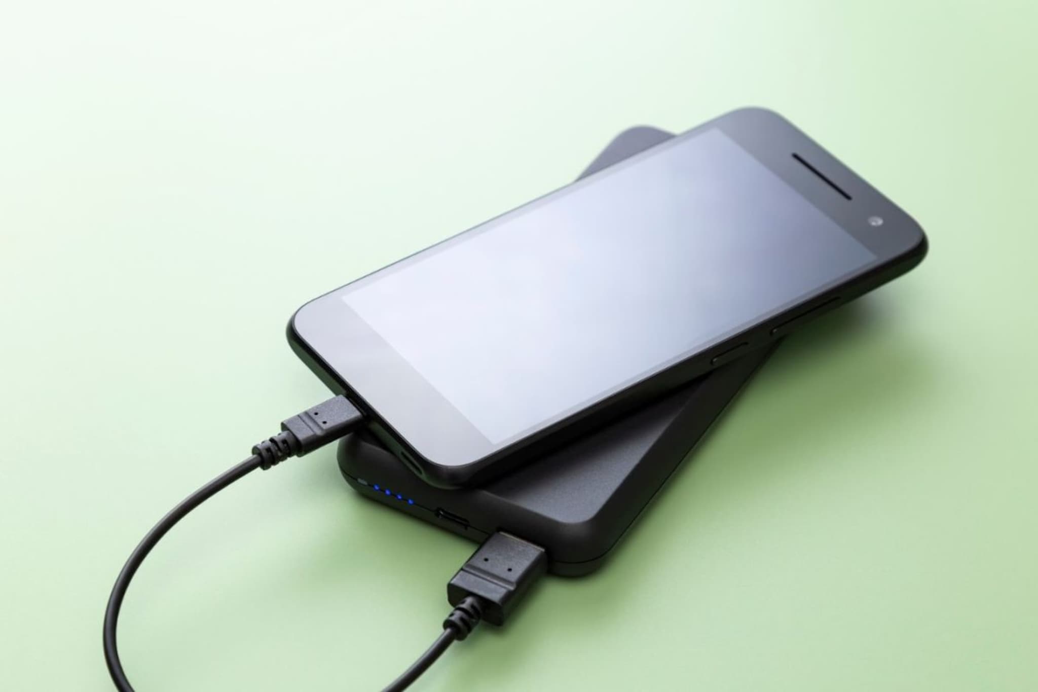 वायरलेस चार्जिंगमुळे तुमच्या फोनची बॅटरी लवकर खराब होते का? काय आहे यामागचं सत्य