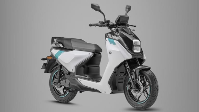 Yamaha ने भारतीय मार्केटमध्ये आपली पहिली इलेक्ट्रिक स्कूटर Yamaha EC-06 लॉन्च केली आहे. कंपनीने ही स्कूटर River Mobility सह पार्टनरशिपमध्ये डेव्हलप केली आहे आणि ही River Indie वर बेस्ड आहे. खरंतर यामध्ये यामाहाची आपली डिझाइन, फीचर्स आणि ब्रांडिंग आहे. हे शहर आणि इंटर-अर्बन (शहराच्या बाहेर) कम्यूटिंगसाठी डिझाइन केले आहे. जे तरुण आणि टेक-सेव्ही रायडर्सना टार्गेट करेल. Yamaha ने भारतीय मार्केटमध्ये आपली पहिली इलेक्ट्रिक स्कूटर Yamaha EC-06 लॉन्च केली आहे. कंपनीने ही स्कूटर River Mobility सह पार्टनरशिपमध्ये डेव्हलप केली आहे आणि ही River Indie वर बेस्ड आहे. खरंतर यामध्ये यामाहाची आपली डिझाइन, फीचर्स आणि ब्रांडिंग आहे. हे शहर आणि इंटर-अर्बन (शहराच्या बाहेर) कम्यूटिंगसाठी डिझाइन केले आहे. जे तरुण आणि टेक-सेव्ही रायडर्सना टार्गेट करेल.