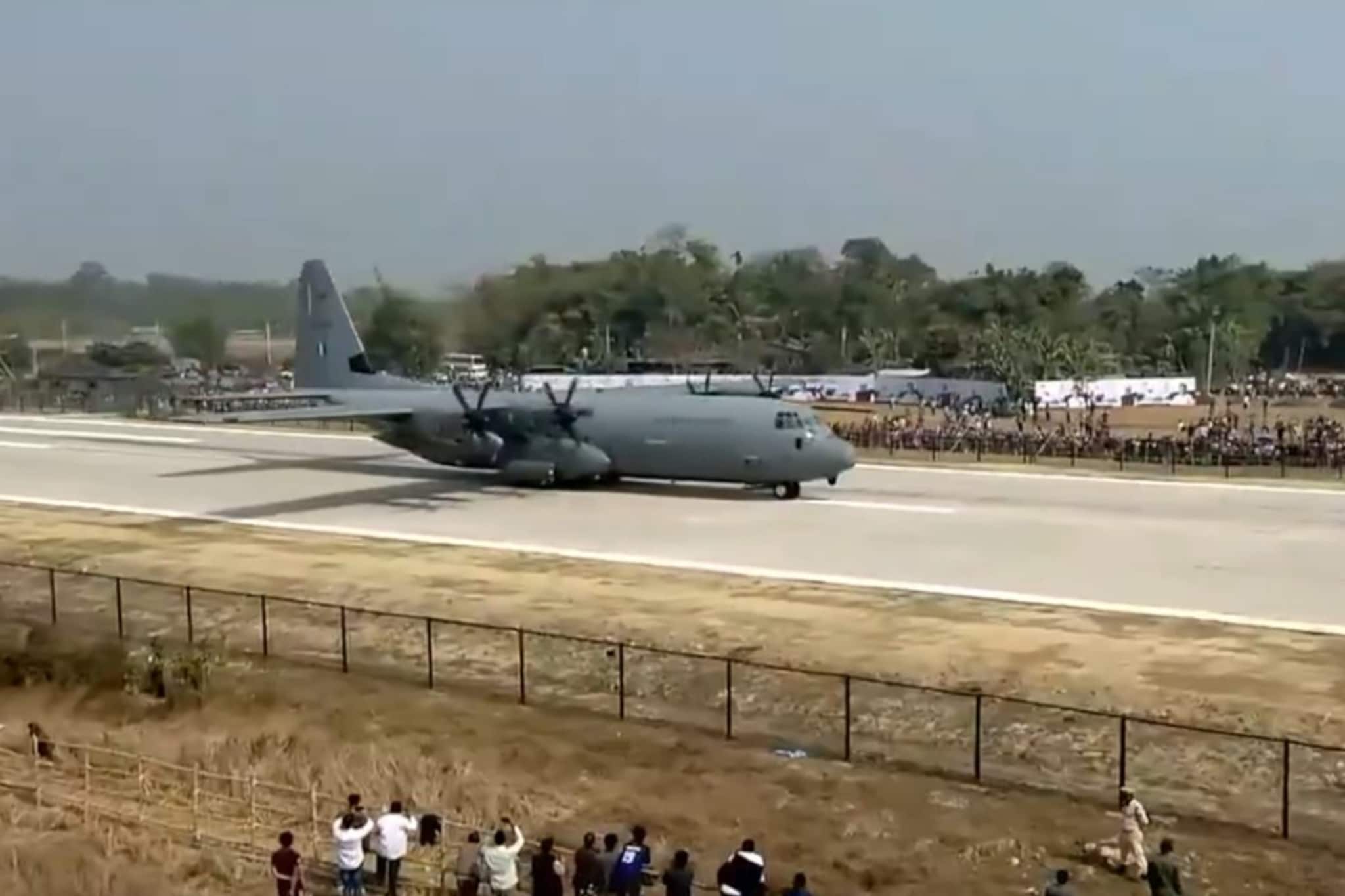 पीएम मोदींचं थेट हायवेवर उतरलं विमान, पाहाण्यासाठी गावकरी जमले, VIDEO