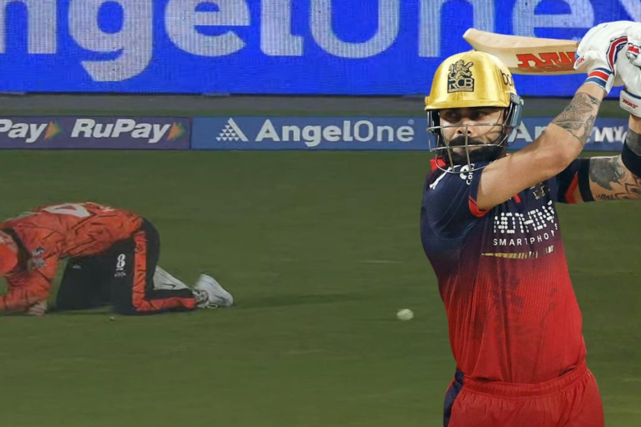 201 धावा करूनही हारले, 8व्या ओव्हरला मॅच फिरली, काव्याच्या टीमच्या विलनने कोहलीला मॅच गिफ्ट केली