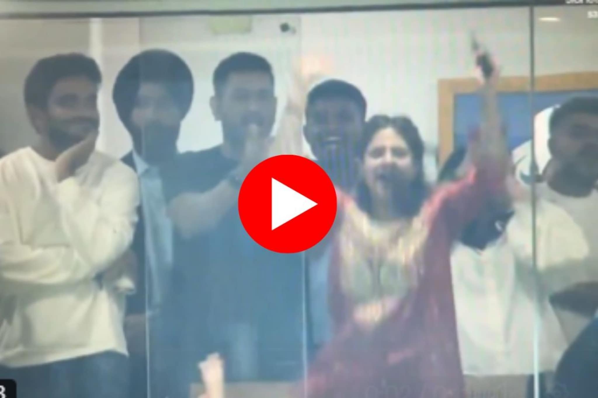 VIDEO : साक्षी उड्या मारायला लागली, धोनी म्हणतो बस खाली, मोठी फजित झाली, नेमकं