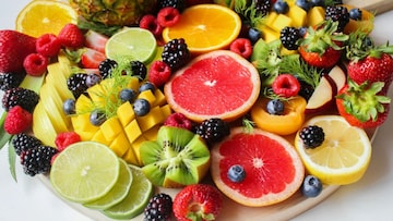 रात्री फळे खाल्ल्याने खरोखरच वजन वाढते? आयुर्वेदाचा 'हा' महत्त्वाचा सल्ला