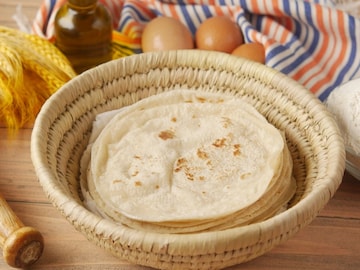 हॉटेलसारखी फुगलेली आणि नरम चपाती हवीय? पीठ मळताना ही एकच गोष्ट टाका आणि फरक पाहा