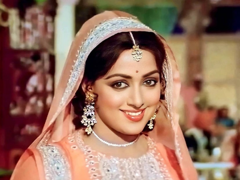 भारतीय सिनेसृष्टीच्या इतिहासात असे अनेक चित्रपट आले ज्यांनी रेकॉर्ड्स बनवले, पण 'शोले' सारखा चमत्कार पुन्हा घडला नाही. १५ ऑगस्ट १९७५ रोजी प्रदर्शित झालेल्या या चित्रपटाने केवळ बॉक्स ऑफिसचे रेकॉर्ड मोडले नाहीत, तर भारतीय प्रेक्षकांच्या मनात असं काही घर केलं की आजही या चित्रपटाची चर्चा होते. भारतीय सिनेसृष्टीच्या इतिहासात असे अनेक चित्रपट आले ज्यांनी रेकॉर्ड्स बनवले, पण 'शोले' सारखा चमत्कार पुन्हा घडला नाही. १५ ऑगस्ट १९७५ रोजी प्रदर्शित झालेल्या या चित्रपटाने केवळ बॉक्स ऑफिसचे रेकॉर्ड मोडले नाहीत, तर भारतीय प्रेक्षकांच्या मनात असं काही घर केलं की आजही या चित्रपटाची चर्चा होते.