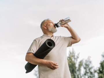 पाण्याची बाटली धुतली तरी वास जात नाही? हे सोपे उपाय करून पाहा, दुर्गंध होईल गायब