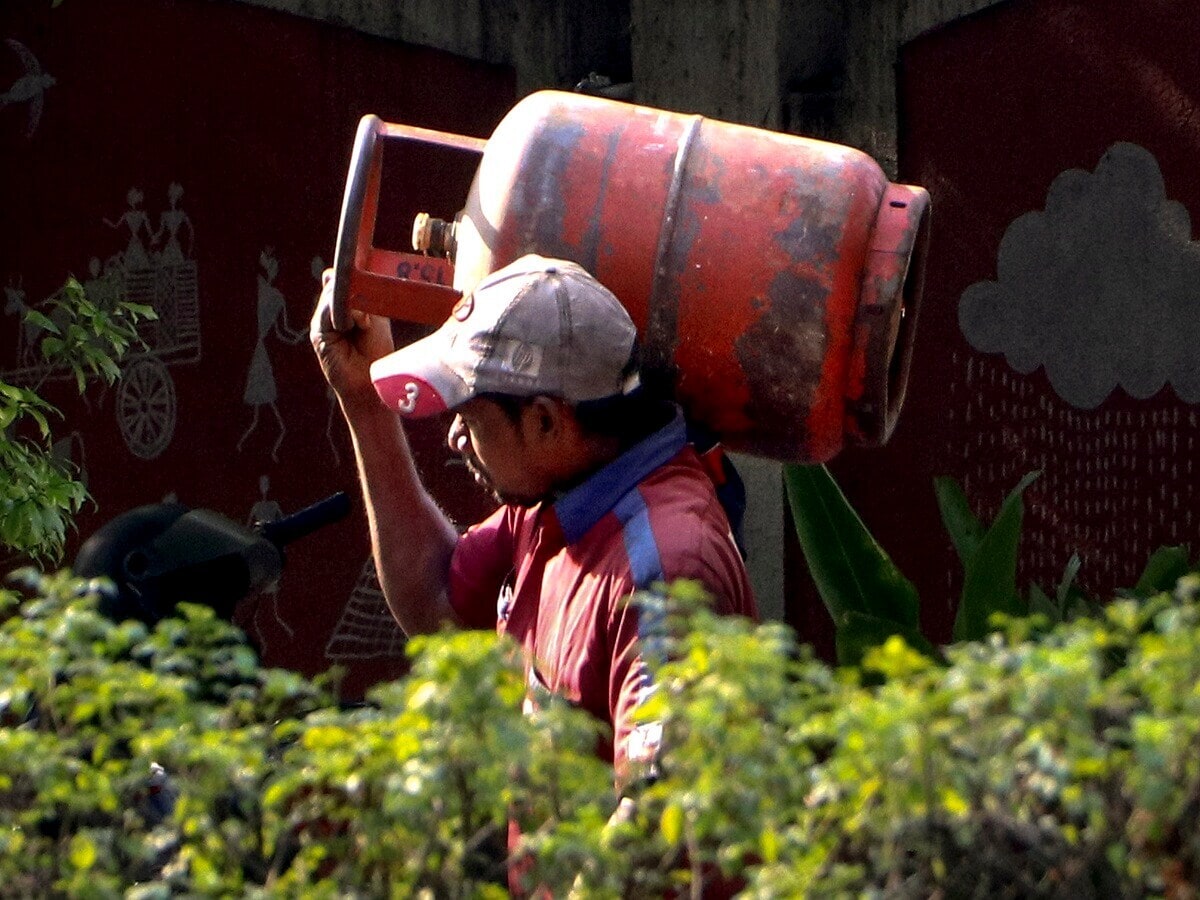 3. अवैध साठवणुकीची तक्रार कुठे करायची?गॅसचा काळाबाजार किंवा अवैध साठवणूक रोखण्यासाठी सामान्य नागरिकांचा सहभाग महत्त्वाचा आहे. जर तुम्हाला तुमच्या परिसरात मोठ्या प्रमाणावर सिलेंडर साठवलेले दिसले, तर तुम्ही खालील ठिकाणी तक्रार करू शकता: LPG इमर्जन्सी हेल्पलाईन: 1906 या क्रमांकावर थेट संपर्क साधा. जिल्हा अन्न आणि पुरवठा विभाग, स्थानिक पोलीस स्टेशन किंवा तहसील कार्यालयात लेखी तक्रार देऊ शकता.