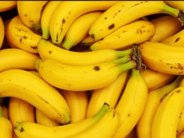Banana : पिवळाधमक रंग बघून केळं विकत घेताय? थांबा! असं ओळखा नैसर्गिक आणि केमिकलने पिकवलेलं फळ, नाहीतर आरोग्यासोबत होईल खेळ