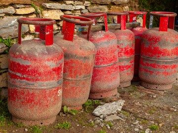 LPG सिलेंडरमध्ये 14.2 किलोच गॅस का? पूर्ण 14 किंवा 15kg का नाही? 99% लोकांना माहितीच नाही 