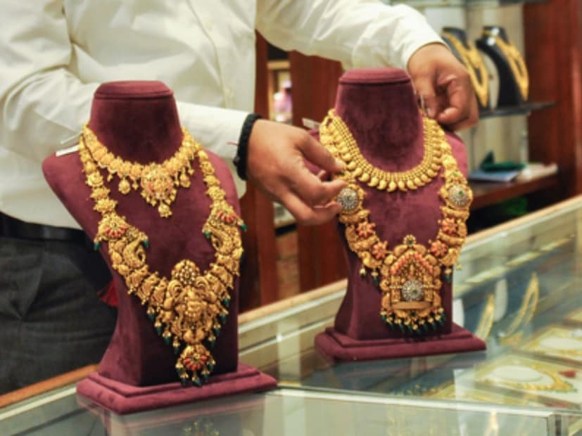 लग्नसराईमुळे आता पुन्हा सोनं खरेदीची लगबग वाढली आहे. तुम्ही सोनं खरेदीचा विचार करत असाल तर तुमच्यासाठी एक आनंदाची बातमी आहे. गेल्या काही दिवसांपासून सोन्याच्या दरात सुरू असलेली घसरणीची मालिका आज, २३ मार्च रोजीही कायम आहे. लग्नसराईमुळे आता पुन्हा सोनं खरेदीची लगबग वाढली आहे. तुम्ही सोनं खरेदीचा विचार करत असाल तर तुमच्यासाठी एक आनंदाची बातमी आहे. गेल्या काही दिवसांपासून सोन्याच्या दरात सुरू असलेली घसरणीची मालिका आज, २३ मार्च रोजीही कायम आहे.