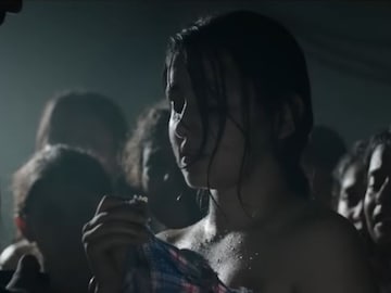 बॉलिवूडमध्ये 30 वर्षांचं करिअर, राणी मुखर्जीचा तो क्राइम-थ्रिलर सिनेमा 11 वर्षांनंतरही OTT वर ट्रेडिंग बॉलिवूडमध्ये 30 वर्षांचं करिअर, राणी मुखर्जीचा तो क्राइम-थ्रिलर सिनेमा 11 वर्षांनंतरही OTT वर ट्रेडिंग