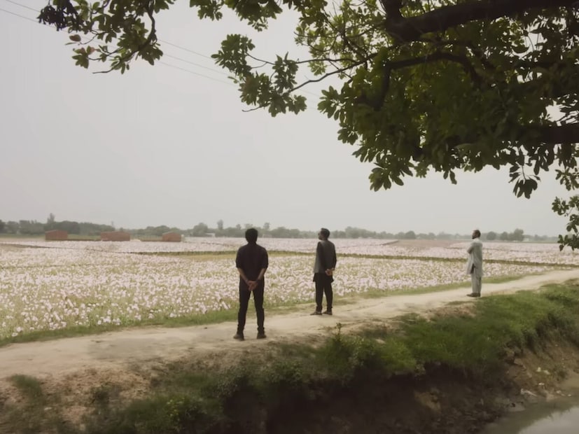 या क्राईम थ्रिलर सीरिजने <a href = 'https://news18marathi.com/tag/ott/'>ओटीटी </a>प्लॅटफॉर्मवर एक ट्रेंड सेट केला आहे. 'सेक्रेड गेम्स'नंतर ही सर्वात लोकप्रिय ठरलेली ही सीरिज आहे. या सीरिजला इतका चांगला प्रतिसाद मिळाला की तिचे तीन सीझन प्रदर्शित झाले आहेत आणि चाहते तिच्या चौथ्या सीझनची आतुरतेने वाट पाहत आहेत. या सीरिजने दाखवून दिले की ग्रामीण आणि प्रादेशिक भाषांवर आधारित आशयदेखील हिट होऊ शकतो. या सीरिजने अनेक कलाकारांना रातोरात स्टार बनवले आणि अनेक पात्रांना अजरामर केलं. या क्राईम थ्रिलर सीरिजने <a href = 'https://news18marathi.com/tag/ott/'>ओटीटी </a>प्लॅटफॉर्मवर एक ट्रेंड सेट केला आहे. 'सेक्रेड गेम्स'नंतर ही सर्वात लोकप्रिय ठरलेली ही सीरिज आहे. या सीरिजला इतका चांगला प्रतिसाद मिळाला की तिचे तीन सीझन प्रदर्शित झाले आहेत आणि चाहते तिच्या चौथ्या सीझनची आतुरतेने वाट पाहत आहेत. या सीरिजने दाखवून दिले की ग्रामीण आणि प्रादेशिक भाषांवर आधारित आशयदेखील हिट होऊ शकतो. या सीरिजने अनेक कलाकारांना रातोरात स्टार बनवले आणि अनेक पात्रांना अजरामर केलं.