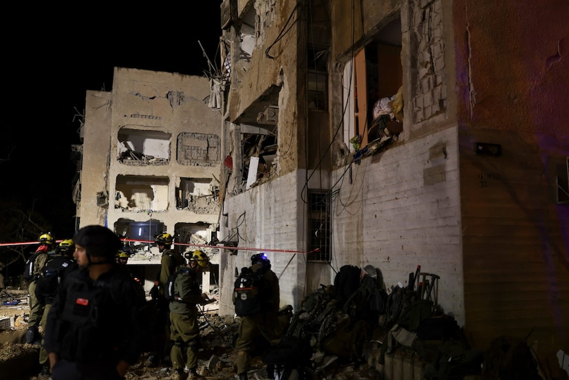 शनिवारी इराणने दक्षिण इस्रायलवर बॅलिस्टिक क्षेपणास्त्रांचा एक मोठा हल्ला चढवला. या हल्ल्यात 'अराद' शहराचे सर्वाधिक नुकसान झाले. या हल्ल्यात लहान मुलांसह सुमारे १०० लोक जखमी झाले. याव्यतिरिक्त, इराणने 'लिटल इंडिया' म्हणून ओळखल्या जाणाऱ्या 'डिमोना' शहरावरही क्षेपणास्त्र डागलं. शनिवारी इराणने दक्षिण इस्रायलवर बॅलिस्टिक क्षेपणास्त्रांचा एक मोठा हल्ला चढवला. या हल्ल्यात 'अराद' शहराचे सर्वाधिक नुकसान झाले. या हल्ल्यात लहान मुलांसह सुमारे १०० लोक जखमी झाले. याव्यतिरिक्त, इराणने 'लिटल इंडिया' म्हणून ओळखल्या जाणाऱ्या 'डिमोना' शहरावरही क्षेपणास्त्र डागलं.