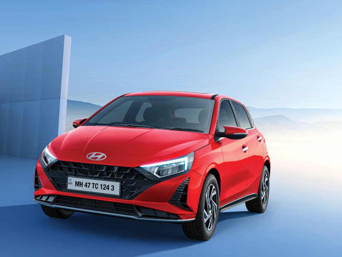 Hyundai i20: ही कार सध्या भारतातील सर्वात स्वस्त सनरूफ कार आहे. Magna ट्रिमने सिंगल-पेन इलेक्ट्रिक सनरूफ मिळतं. ज्याची सुरुवातीची एक्स शोरुम किंमत फक्त 6.99 लाख रुपये आहे. 1.2L पेट्रोल इंजिन(83hp) सह MT आणि CVT ऑप्शन उपलब्ध आहे. प्रीमियम हॅचबॅक फील, चांगला स्पेस आणि फीचर्ससह ही रोजच्या ड्रायव्हिंगला स्पेशल बनवते. ज्यामुळे तुम्ही ही कार खरेदी करू शकता.